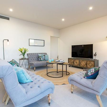 Luxury Four Bedroom Apartment With Swimming Pool Wagga Wagga Exterior photo