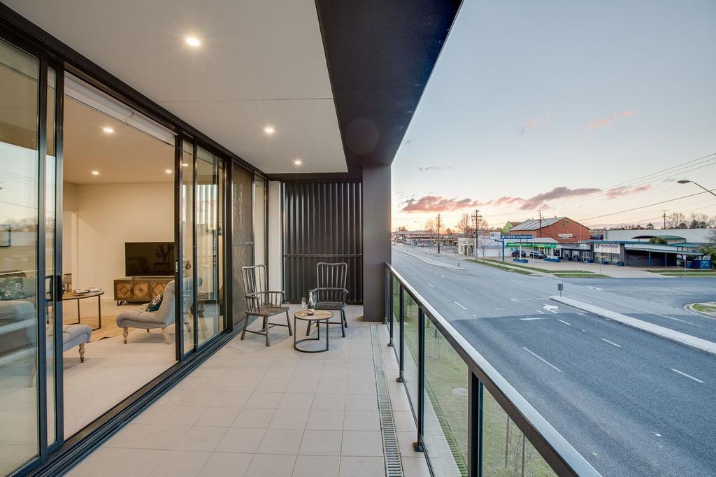 Luxury Four Bedroom Apartment With Swimming Pool Wagga Wagga Exterior photo