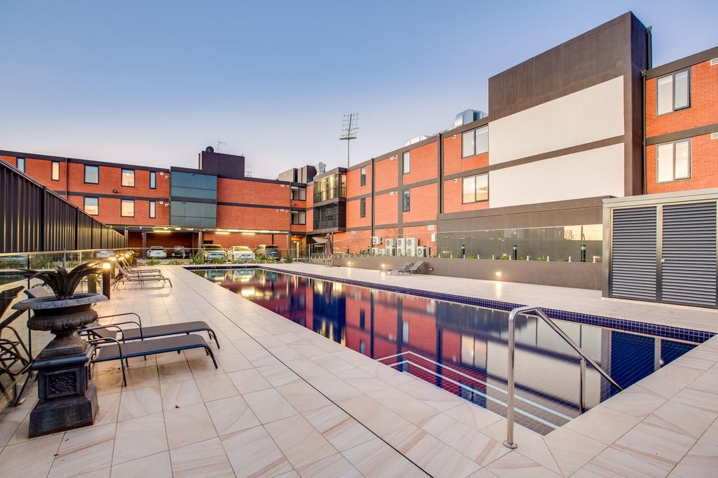 Luxury Four Bedroom Apartment With Swimming Pool Wagga Wagga Exterior photo